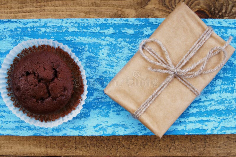 Petit pain et boîte-cadeau de chocolat photo stock Petit pain et boîte-cadeau de chocolat photo stock