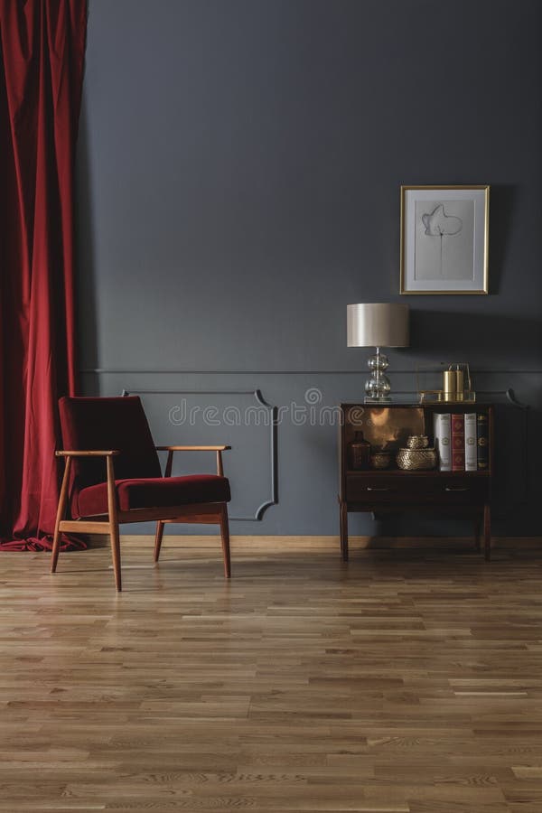 Petit placard en bois avec les livres, le décor et la lampe placés dans le gris photo libre de droits Petit placard en bois avec les livres, le décor et la lampe placés dans le gris photo libre de droits