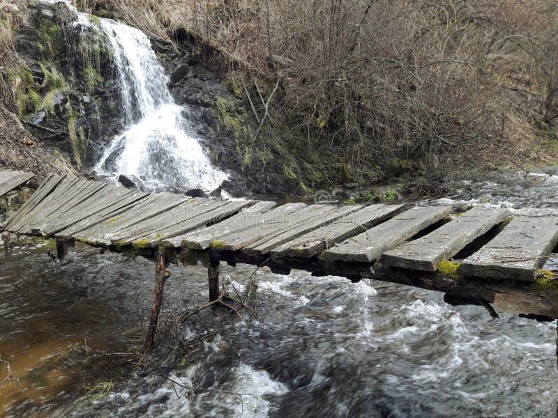Petit pont au-dessus de rivière photos libres de droits Petit pont au-dessus de rivière photos libres de droits