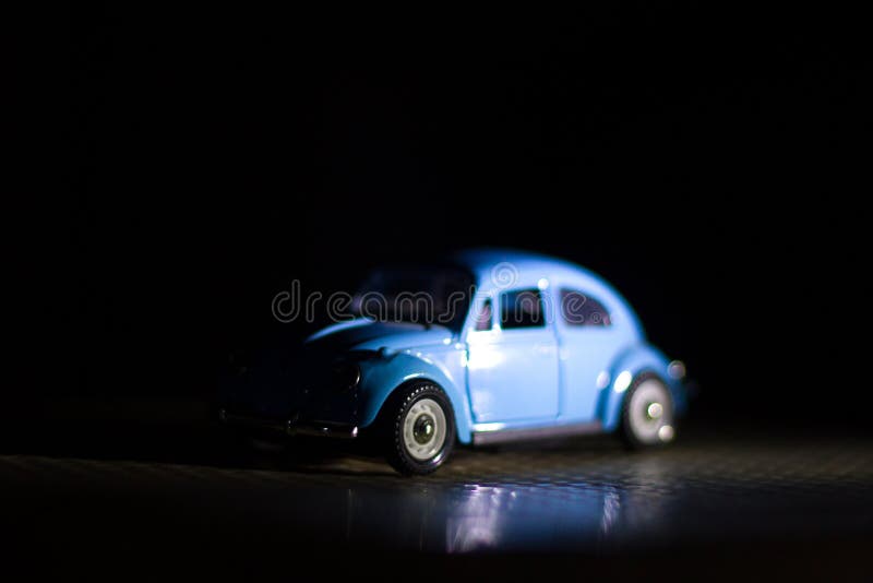 Petit soin de scarabée de jouet dans la lumière de tache photos libres de droits Petit soin de scarabée de jouet dans la lumière de tache photos libres de droits