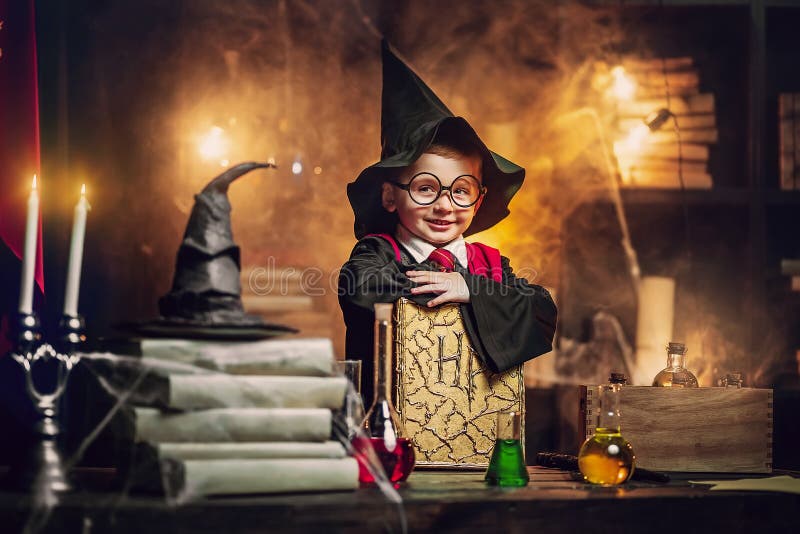 Petit Sorcier En Lunettes Magiciens Qui Tient Livre Magique. Cosplay.  Regarder La Caméra. Parti Halloween Image stock - Image du dévastez,  automne: 232343643