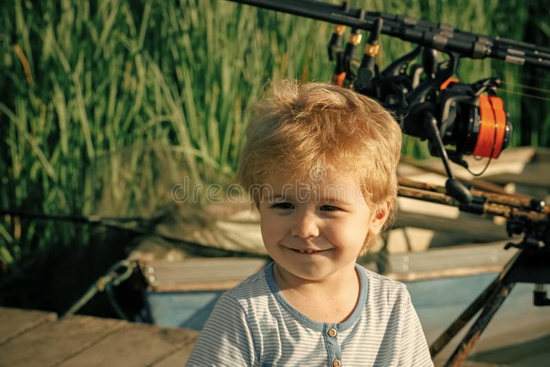 Petit sourire d'enfant sur le lac ou la rivière images stock Petit sourire d'enfant sur le lac ou la rivière images stock