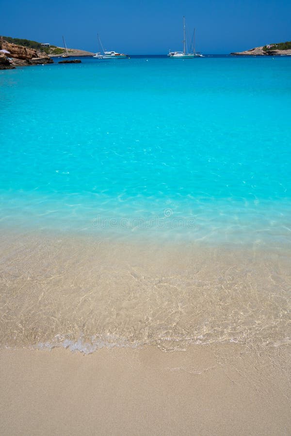 Petit strand van Ibizaportinatx Arenal in Balearics stock foto Petit strand van Ibizaportinatx Arenal in Balearics stock foto
