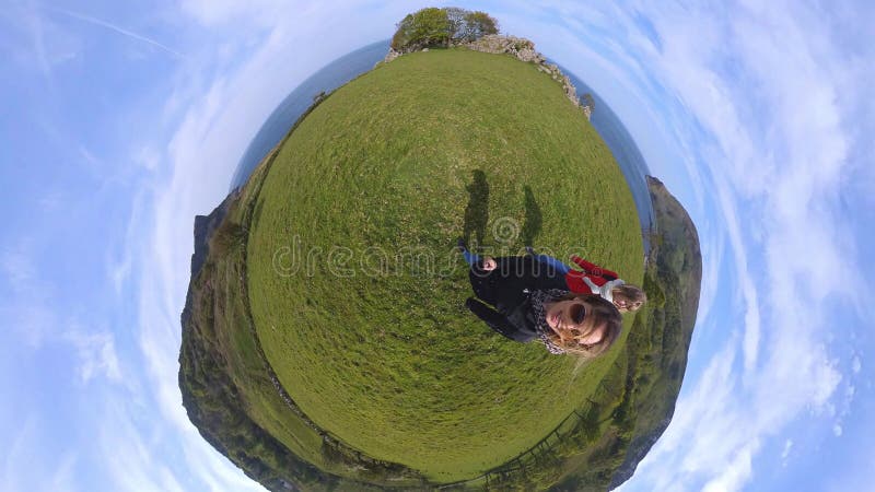 Petit tir de planète de deux filles à la côte ouest irlandaise