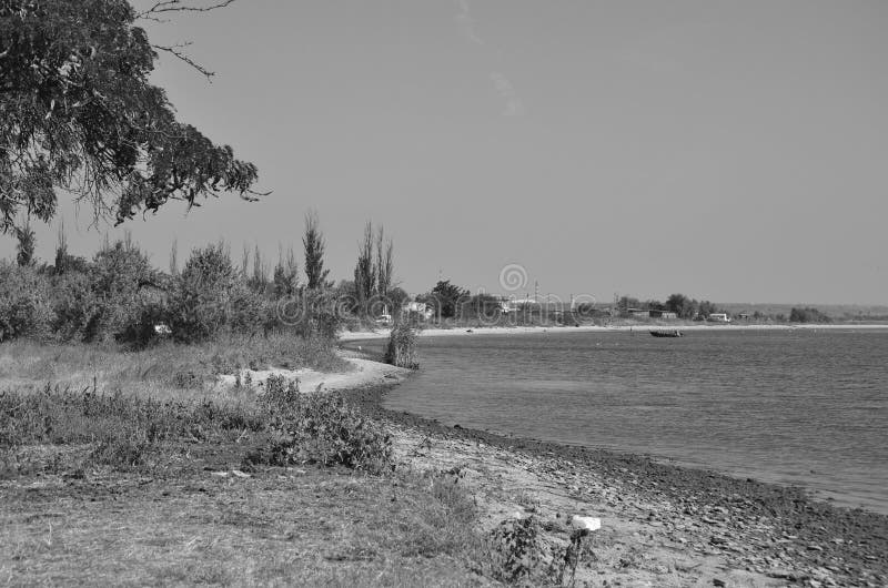 Petit village de pêche sur les banques de la rivière Fleuve m?ridional d'anomalie l'ukraine image libre de droits Petit village de pêche sur les banques de la rivière Fleuve m?ridional d'anomalie l'ukraine image libre de droits