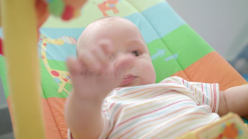 Petit visage de chéri Fermez-vous du nourrisson mignon se trouvant sur le tapis coloré clips vidéos