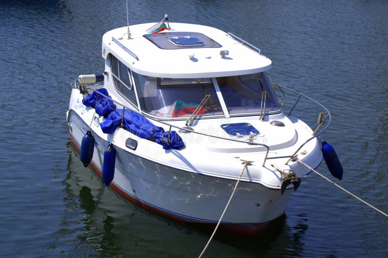 Petit yacht accouplé images libres de droits Petit yacht accouplé images libres de droits