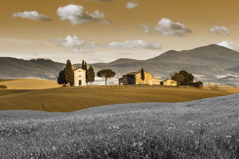 PETITE CHAPELLE ROMANTIQUE VITALETA PAYSAGE IDYLLIQUE DE LA TOSCANE ATTRACTION SUPÉRIEURE EN ITALIE DESTINATION CÉLÈBRE DE VOYAGE image libre de droits PETITE CHAPELLE ROMANTIQUE VITALETA PAYSAGE IDYLLIQUE DE LA TOSCANE ATTRACTION SUPÉRIEURE EN ITALIE DESTINATION CÉLÈBRE DE VOYAGE image libre de droits