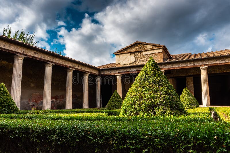 La petite cour verte de la maison ou de la villa à Pompeii, la ville romaine antique a détruit l'éruption du volcan le mont Vésuve