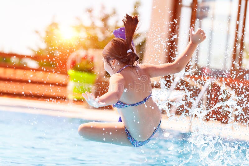 Petite fille active dans la piscine images stock Petite fille active dans la piscine images stock