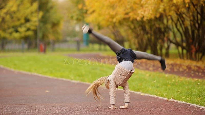 Petite fille adorable active ayant l'amusement au beau parc d'automne banque de vidéos