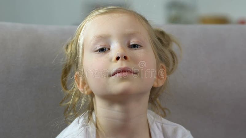 Petite fille adorable avec des taches de rousseur regardant in camera, enfant préscolaire, enfance banque de vidéos