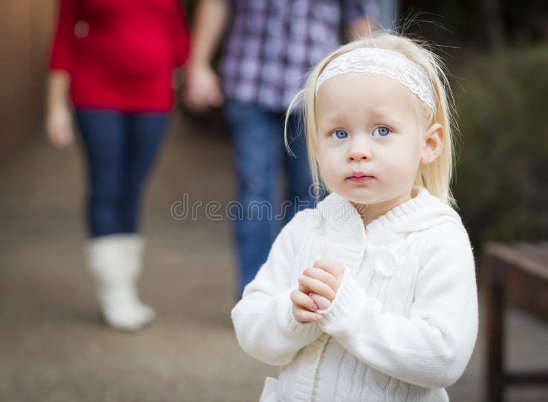 Petite fille adorable avec son portrait de maman et de papa photos libres de droits Petite fille adorable avec son portrait de maman et de papa photos libres de droits