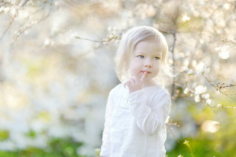 Petite Fille Adorable Dans Le Jardin De Floraison De Cerise Photo stock ...