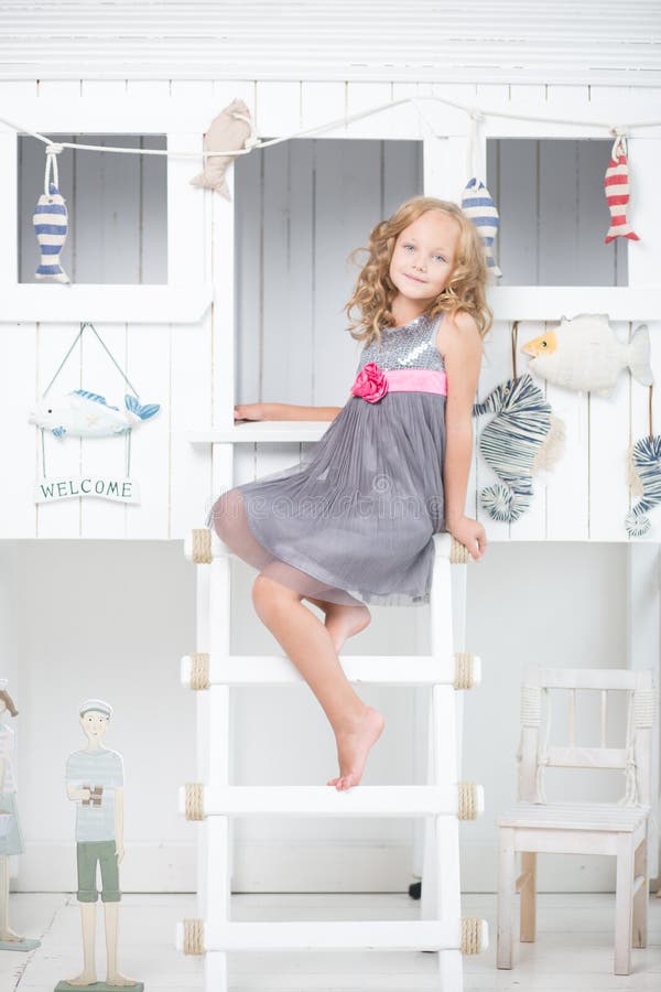 Ma Fille Voit Une Dame Dans Sa Chambre Petite Fille Adorable Dans Sa Chambre Photo stock - Image du indoors