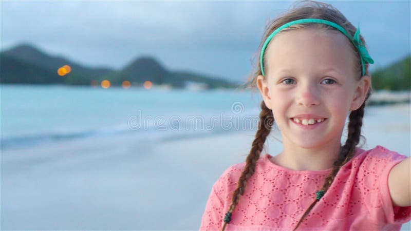 Petite fille adorable faisant le selfie à la plage blanche tropicale Mouvement lent banque de vidéos