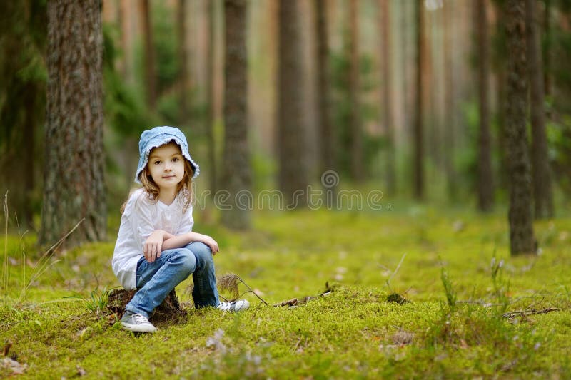 Petite fille adorable trimardant dans la forêt photo stock Petite fille adorable trimardant dans la forêt photo stock