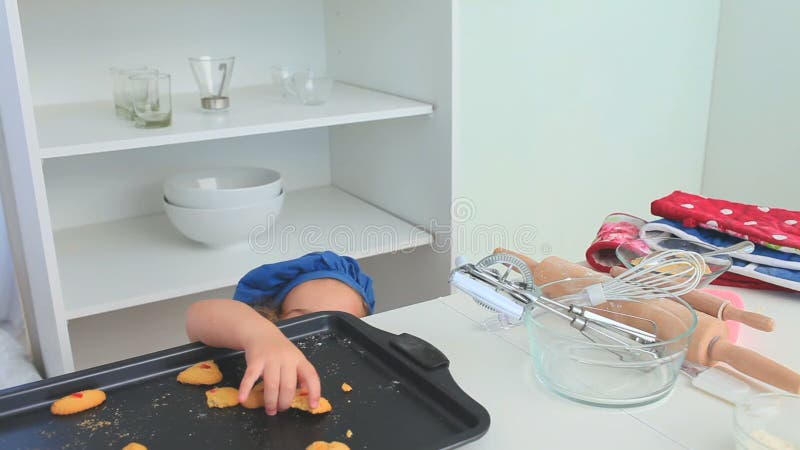 Petite fille adorable volant des biscuits banque de vidéos