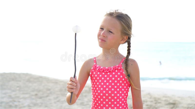 Petite fille adorable à la plage ayant beaucoup d'amusement Mouvement lent banque de vidéos