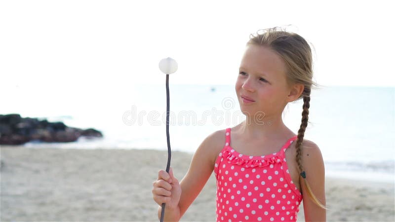 Petite fille adorable à la plage ayant beaucoup d'amusement Mouvement lent banque de vidéos