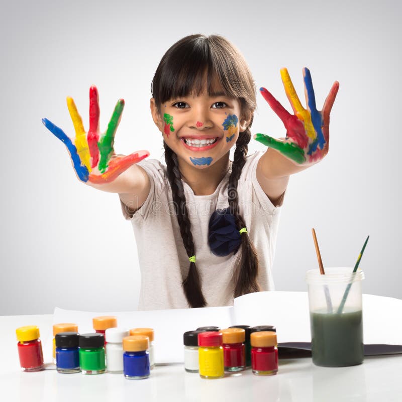 Petite fille asiatique avec ses mains dans la peinture photographie stock Petite fille asiatique avec ses mains dans la peinture photographie stock