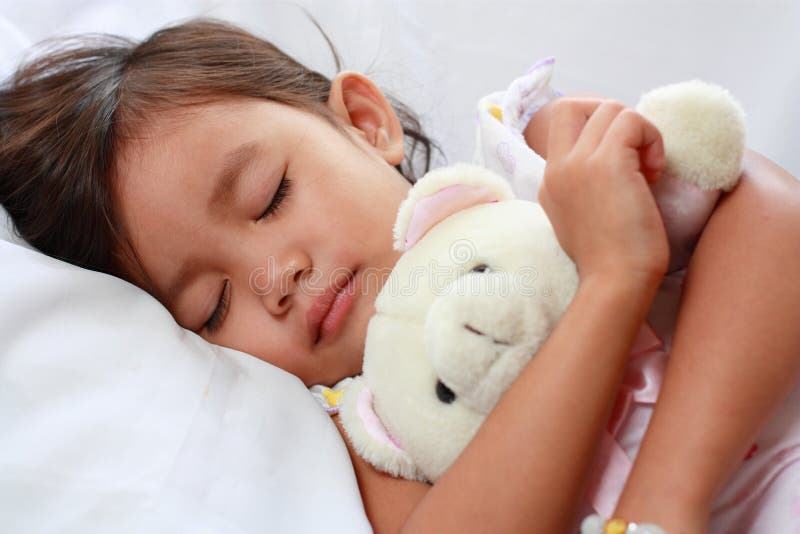 Petite fille asiatique de sommeil image stock Petite fille asiatique de sommeil image stock