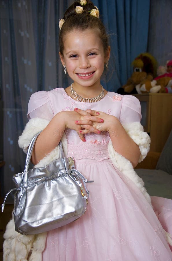 Petite fille assez de sourire photos stock Petite fille assez de sourire photos stock