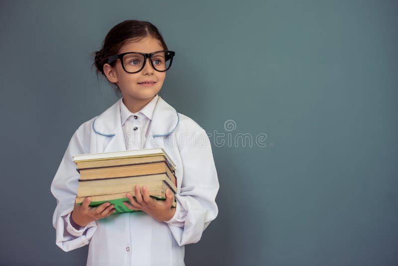 Petite fille avec du charme d'école images stock Petite fille avec du charme d'école images stock