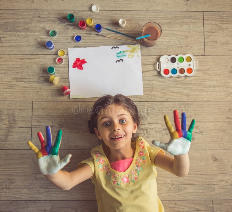 Petite fille avec du charme à la maison images libres de droits Petite fille avec du charme à la maison images libres de droits