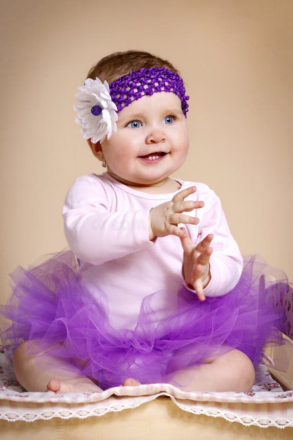 Petite Fille Avec Le Bandeau Dans La Jupe De Tutu Image stock - Image du  coloré, ballerine: 39266983