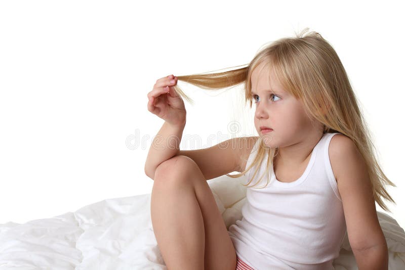 Petite fille avec le cheveu de blong photographie stock libre de droits Petite fille avec le cheveu de blong photographie stock libre de droits