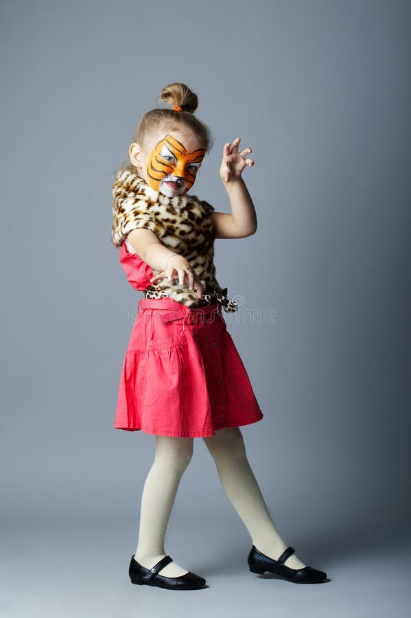Petite fille avec le costume de tigre images libres de droits Petite fille avec le costume de tigre images libres de droits