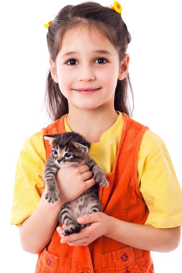 Petite fille avec le minou dans des mains images stock Petite fille avec le minou dans des mains images stock