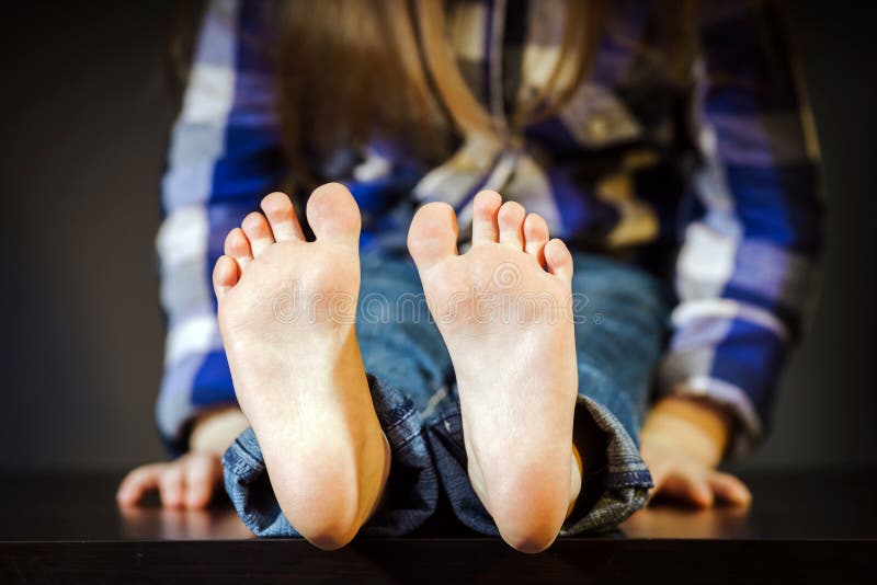 Petite fille avec le pied nu photo libre de droits Petite fille avec le pied nu photo libre de droits