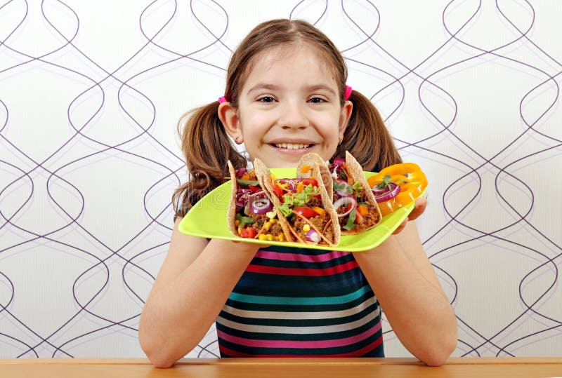 Petite fille avec le tacos pour le déjeuner image libre de droits Petite fille avec le tacos pour le déjeuner image libre de droits