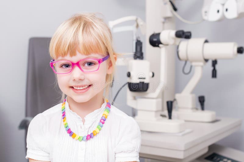 Petite fille avec les verres optiques photos libres de droits Petite fille avec les verres optiques photos libres de droits