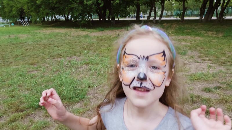 Petite fille avec peinture faciale. clips vidéos