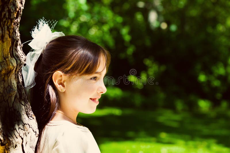 Petite Fille Avec Sa Première Robe De Communion Photo stock Image du pré, princesse 26500394