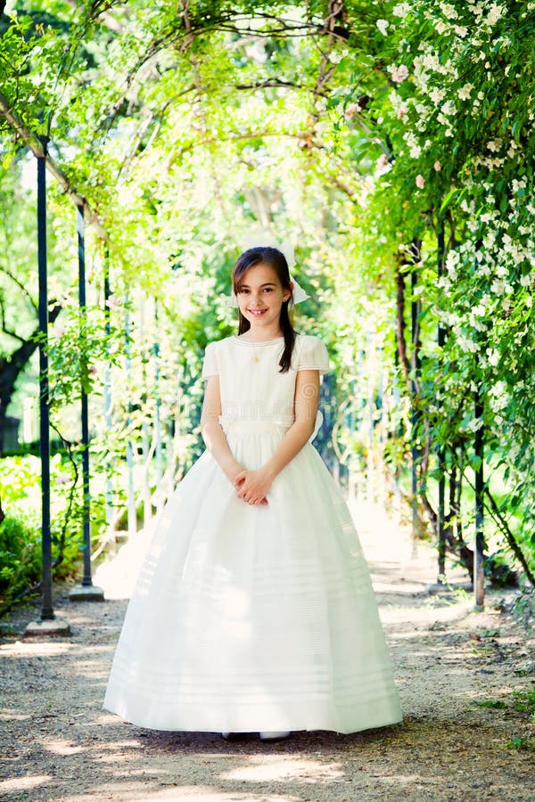 Petite Fille Avec Sa Première Robe De Communion Photo stock Image du blanc, sourire 26500452