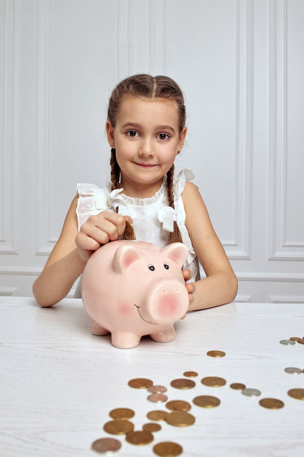 Petite Fille Avec Tirelire à La Maison Image stock - Image du