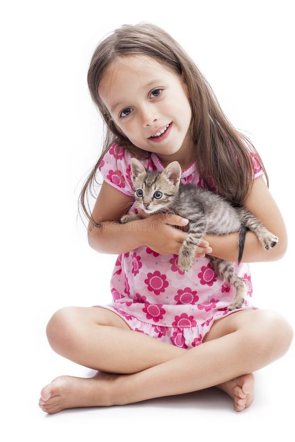 Petite fille avec un chaton
