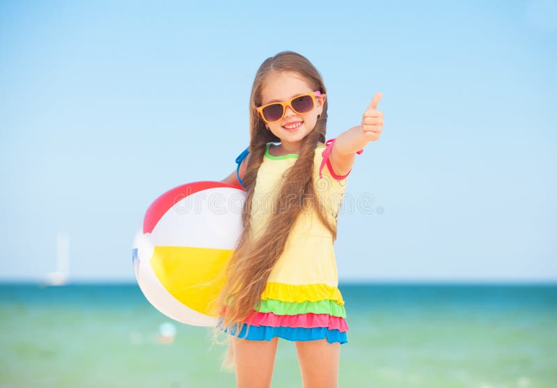 Petite fille avec une boule. photos stock Petite fille avec une boule. photos stock