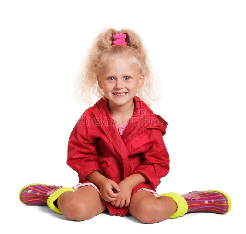 Petite fille blonde adorable dans la veste, se reposer de bottes en caoutchouc d'isolement photo libre de droits Petite fille blonde adorable dans la veste, se reposer de bottes en caoutchouc d'isolement photo libre de droits