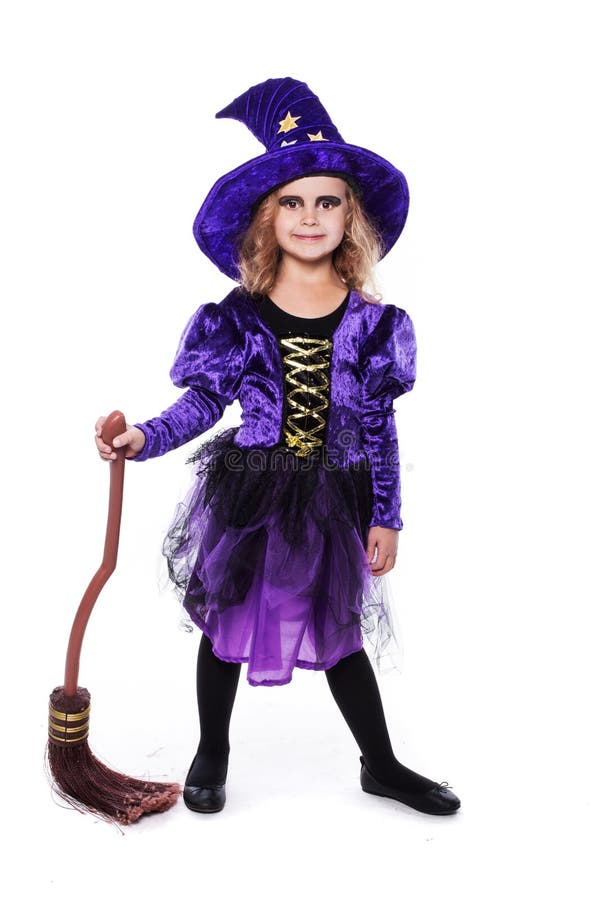Petite fille blonde adorable utilisant un costume de sorcière souriant à l'appareil-photo Veille de la toussaint fée conte Portra photos stock Petite fille blonde adorable utilisant un costume de sorcière souriant à l'appareil-photo Veille de la toussaint fée conte Portra photos stock