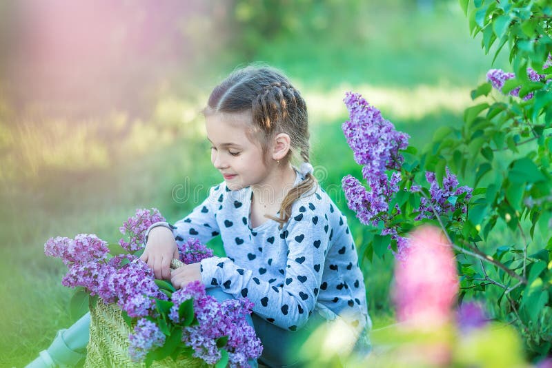 Petit Garçon Blond De 4 Ans Dans Une Chemise