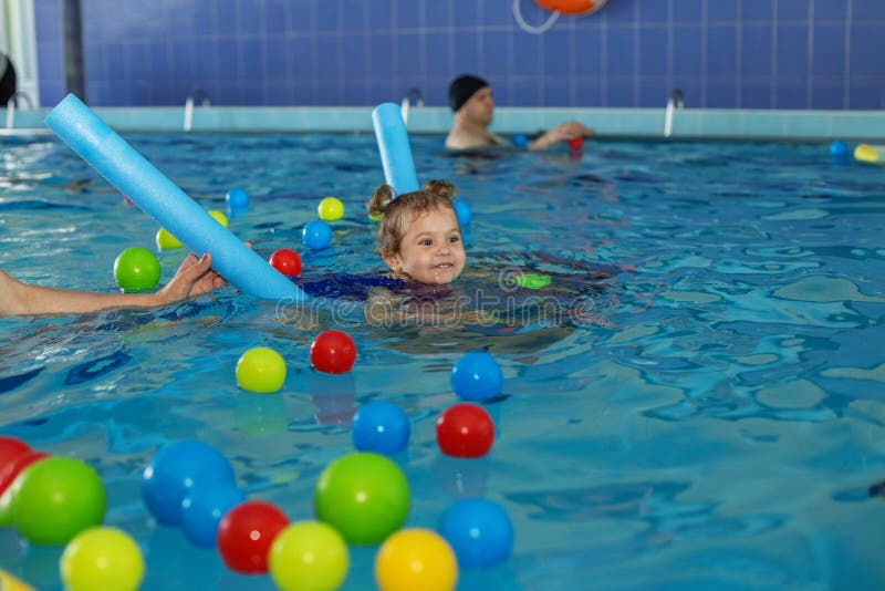 Maman Avec Belle Fille Bouclés En Bambou Jouer Dans La Piscine