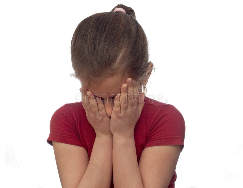 Petite fille cachant son visage avec ses mains image stock Petite fille cachant son visage avec ses mains image stock