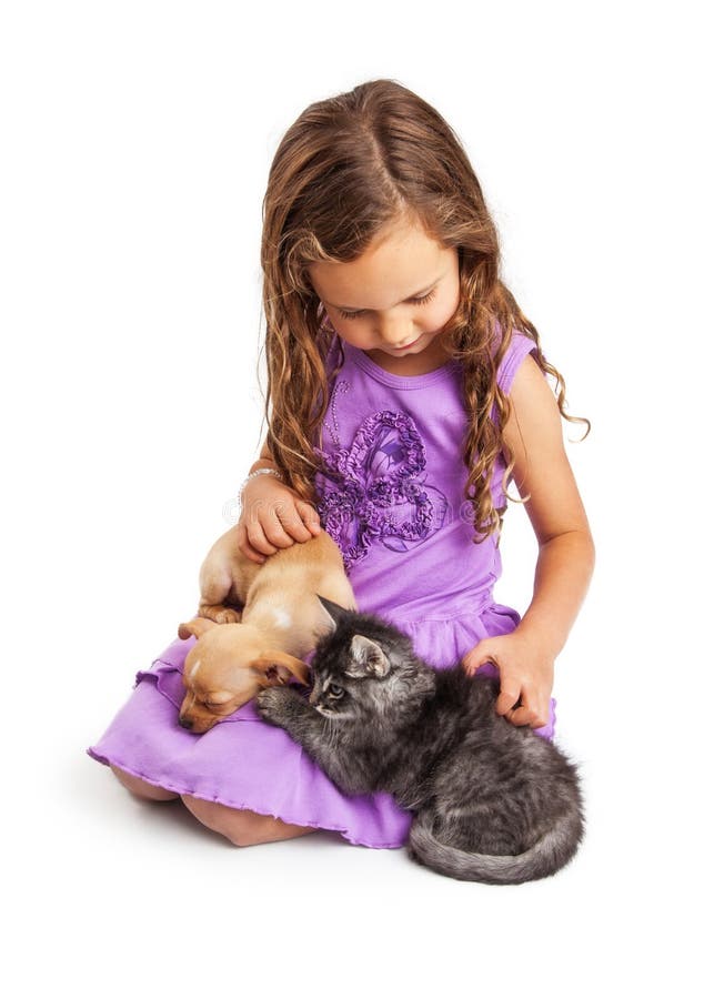 Petite fille choyant le chiot et le chaton photo libre de droits Petite fille choyant le chiot et le chaton photo libre de droits