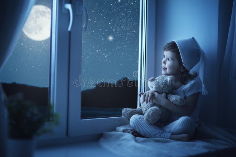 Petite fille d'enfant à la fenêtre rêvant et admirant le ciel étoilé photos libres de droits Petite fille d'enfant à la fenêtre rêvant et admirant le ciel étoilé photos libres de droits