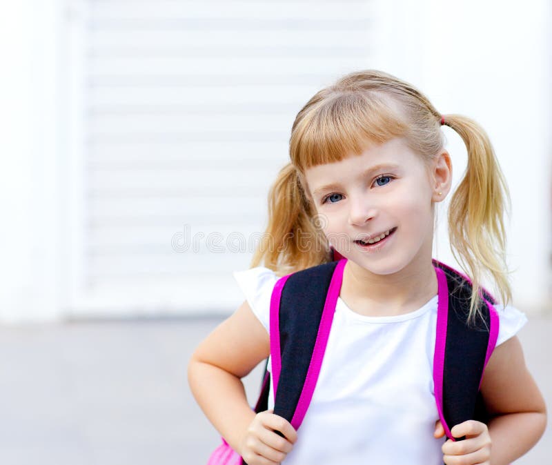Petite fille d'enfants allant à l'école avec le sac photographie stock libre de droits Petite fille d'enfants allant à l'école avec le sac photographie stock libre de droits